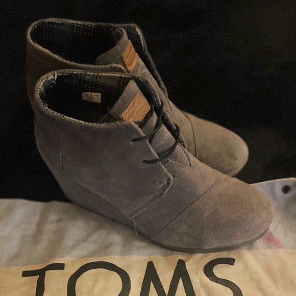 Woman’s Tom’s gray suede wedge booties - Picture 1 of 6